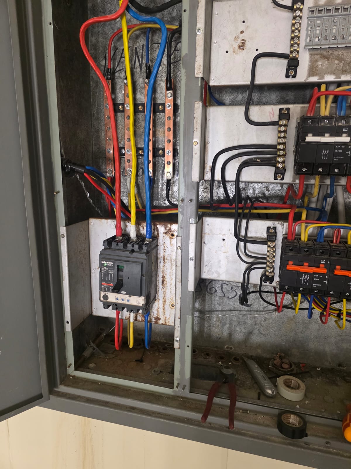Three-phase distribution board with busbars and breakers